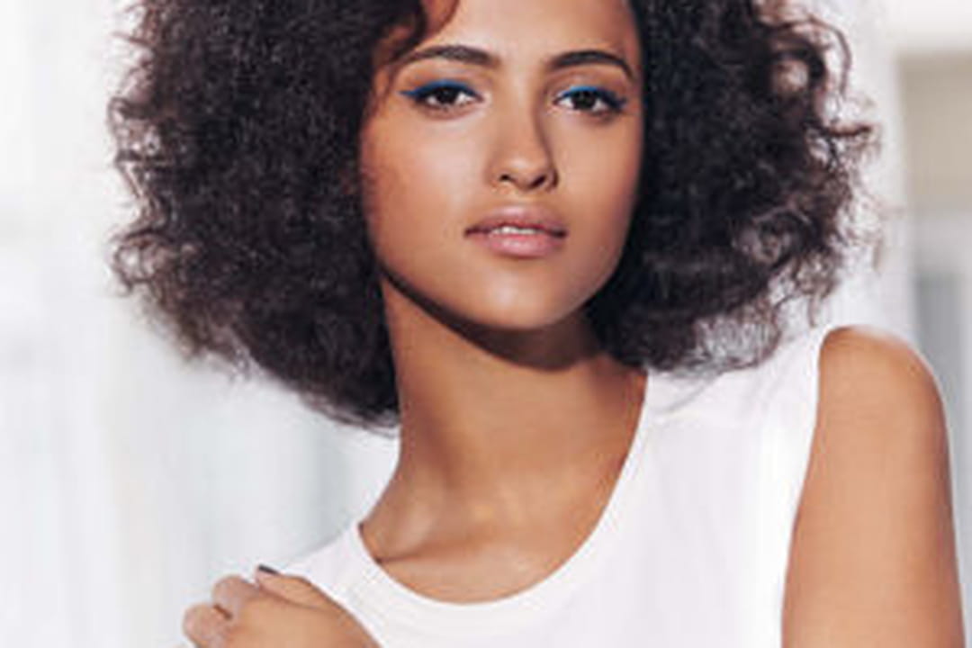Carré cheveux frisés