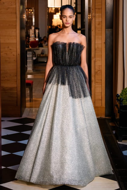 Robe bustier m&eacute;tallis&eacute;e &agrave; tulle aper&ccedil;ue sur le d&eacute;fil&eacute; Andrew Kwon