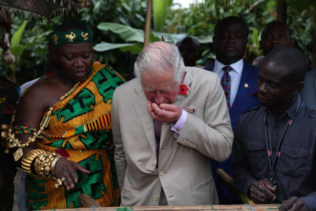 Prince Charles se mange dans la main au Ghana