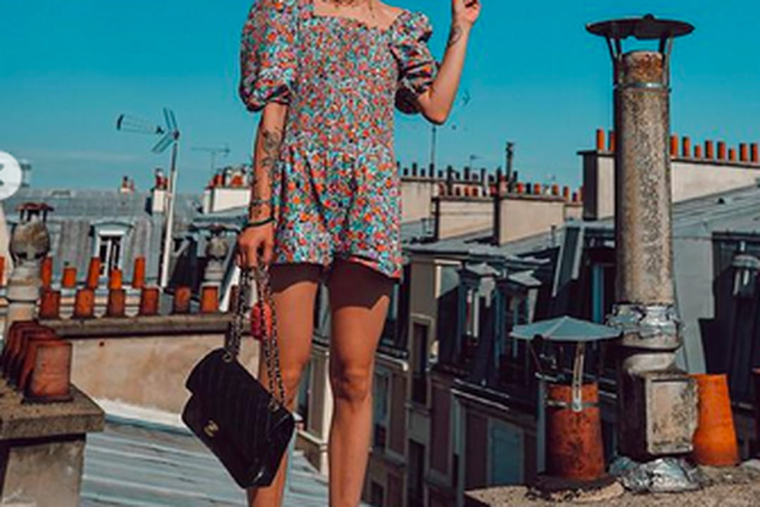 Dressing Leeloo en robe fleurie et baskets