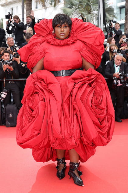 Yseult en robe rouge bouffante Alexander McQueen