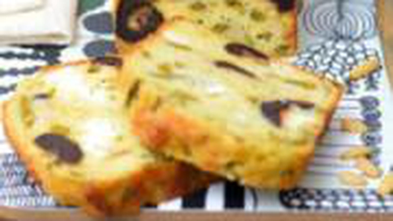 Cake aux haricots verts, feta, pignons et olives noires