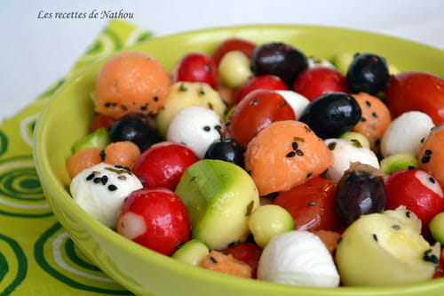 Salade melon, mozzarella, tomates cerise, olive, radis toute ronde