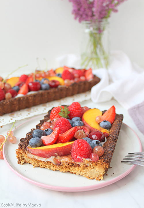 Tarte aux fruits d'été, flocons d'avoine et yaourt coco (vegan)