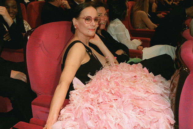 Claudine Auger et ses plumes à Cannes en 2001
