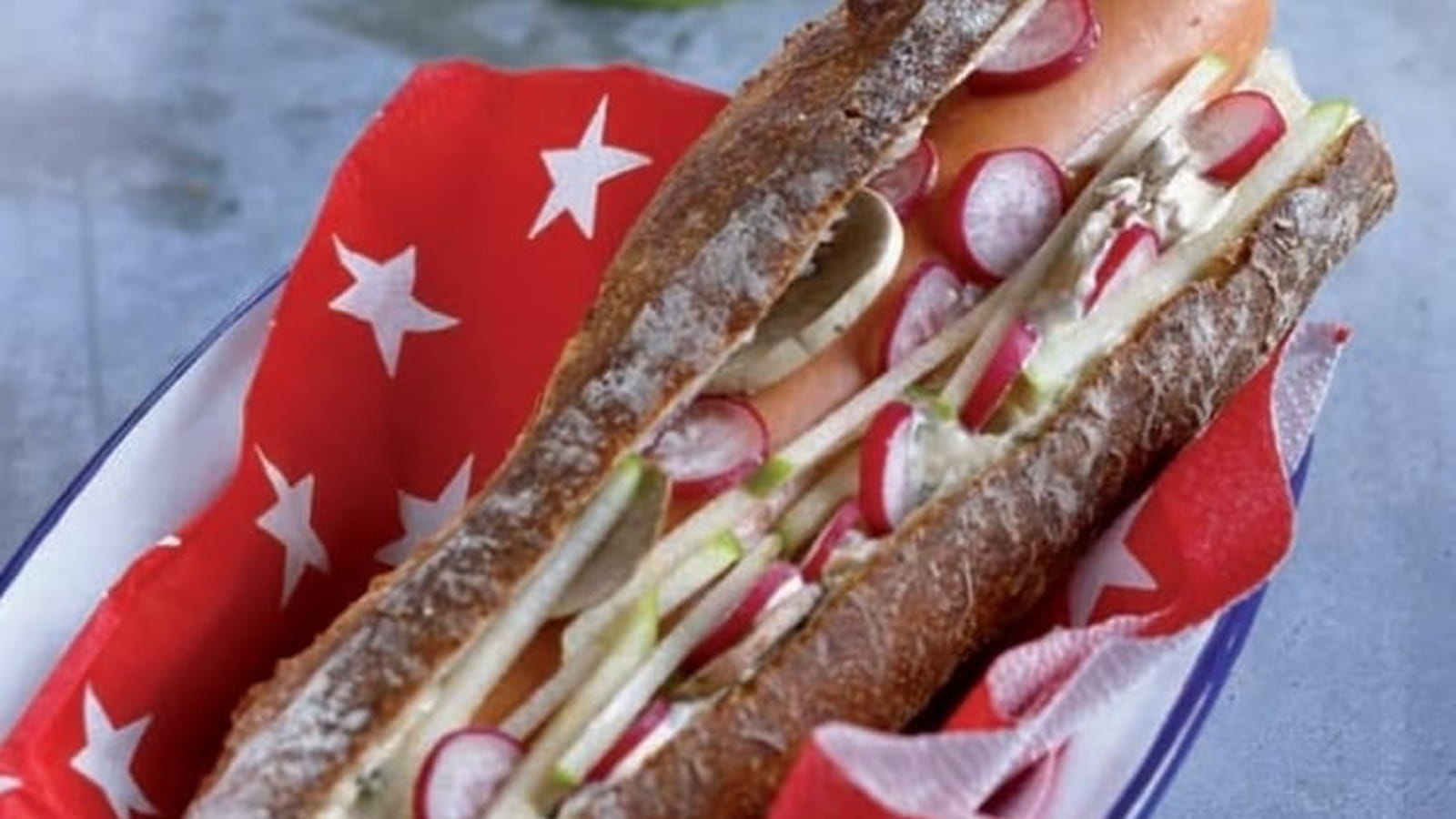 Hot dog Knacki, radis et champignon