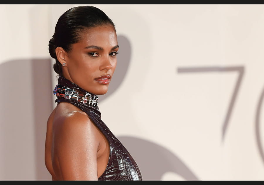 Les cheveux plaqu&eacute;s de Tina Kunakey