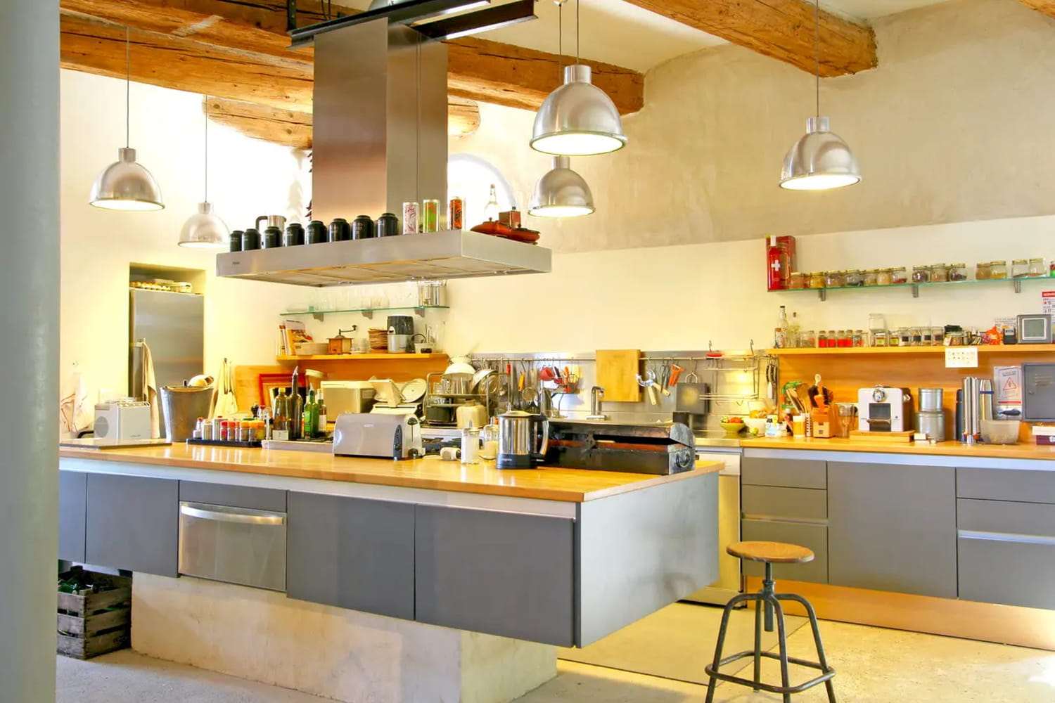 Cuisine grise : laissez-vous séduire par son look intemporel