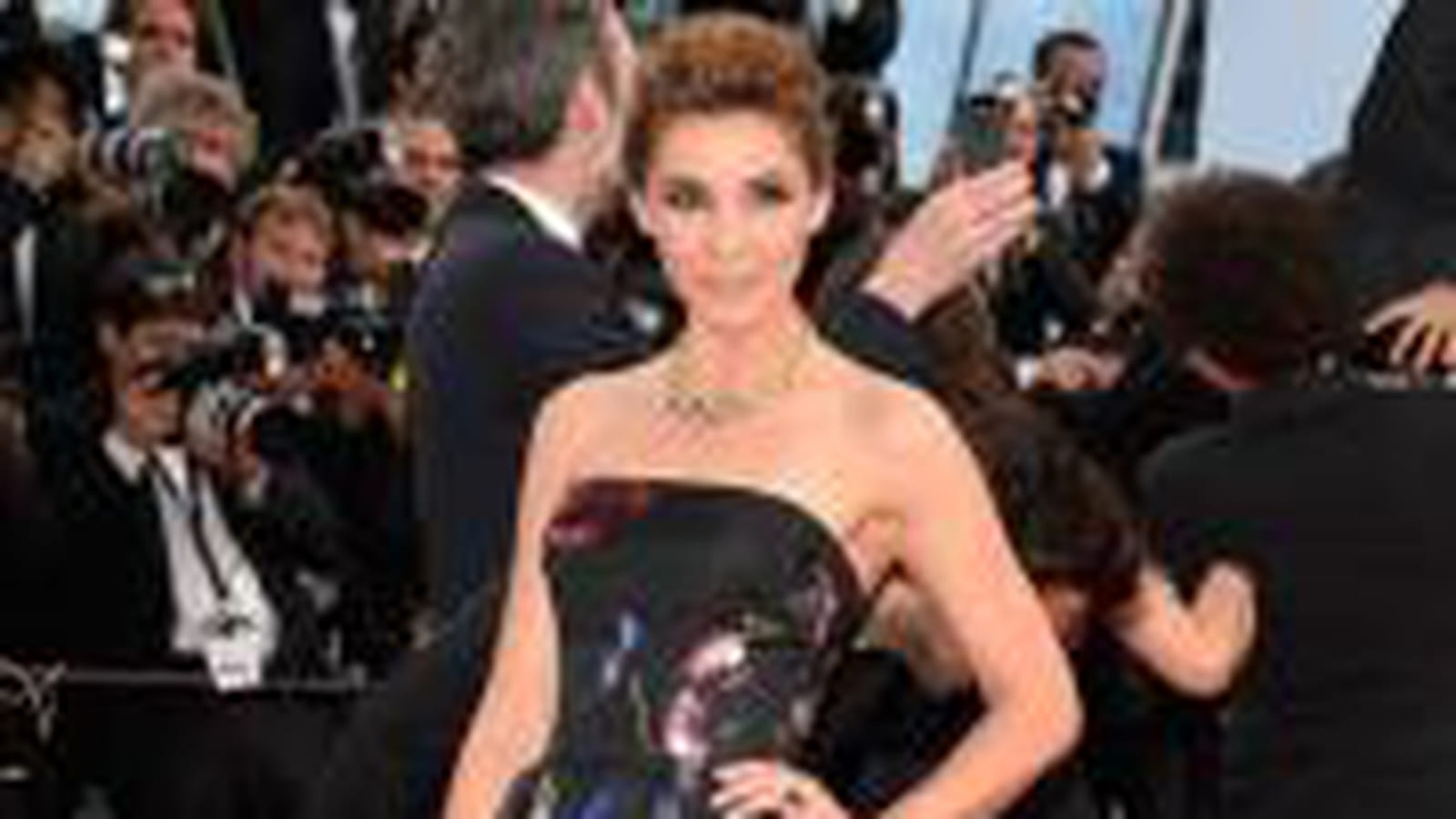 Clotilde Courau, florale en Elie Saab