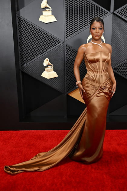 Victoria Monét en robe bronze à traîne Versace