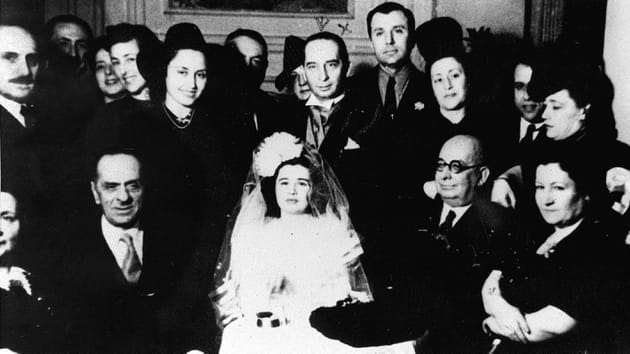En 1937, lors de son premier mariage avec Burhan Belge