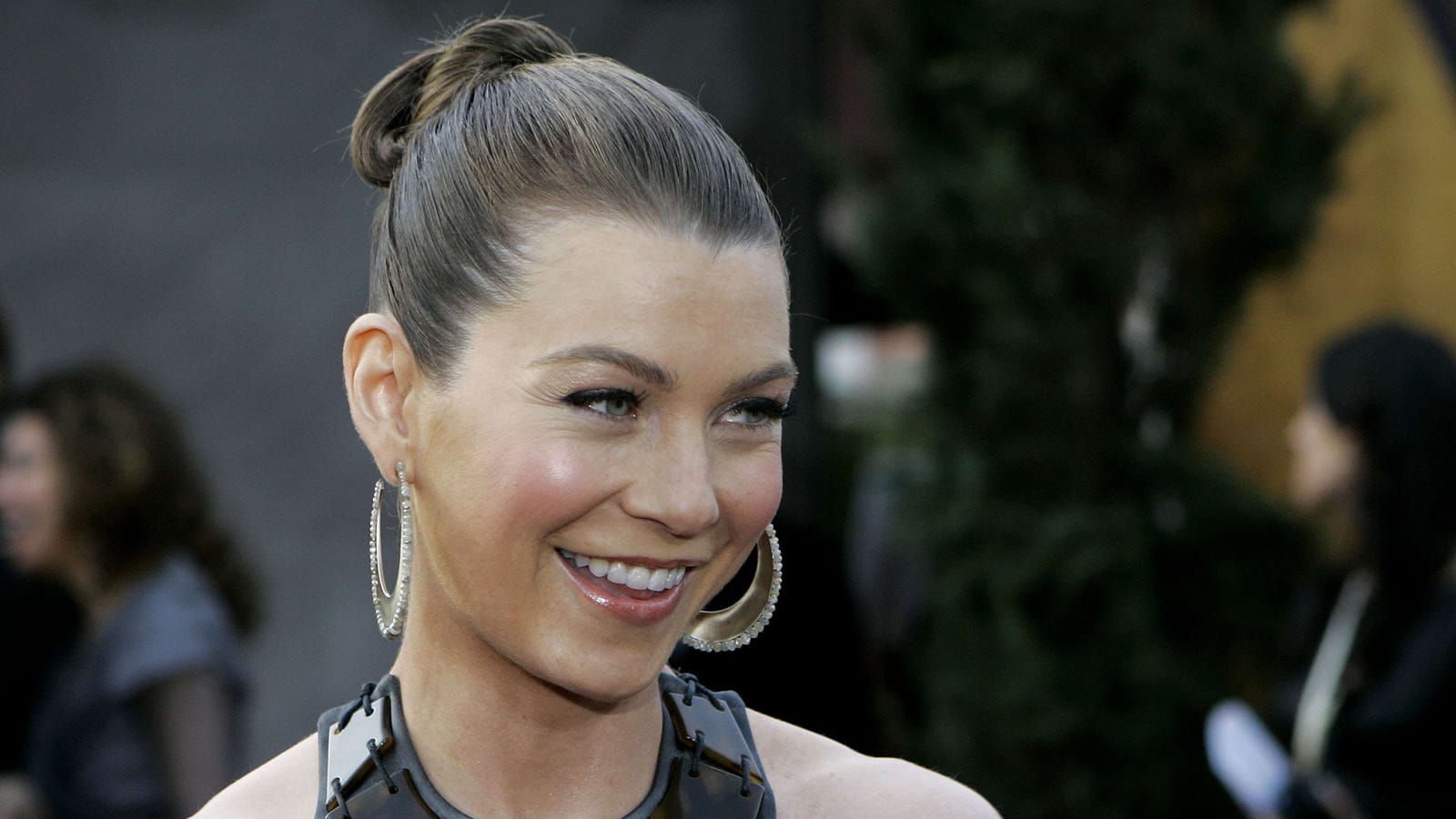 Le chignon plaqué d'Ellen Pompeo