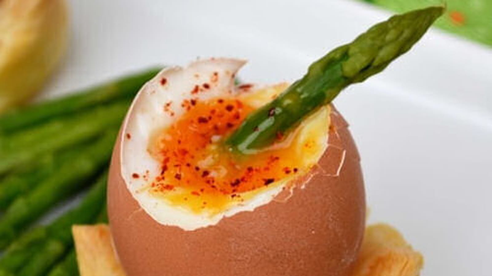 Oeuf à la coque sur son nid feuilleté, mouillettes d'asperges vertes