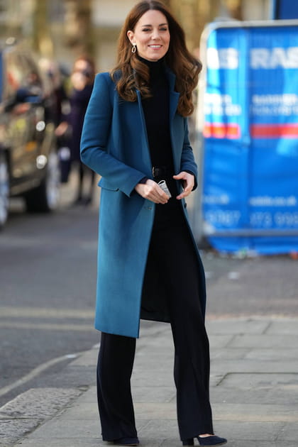 Kate Middleton en look noir avec un manteau bleu