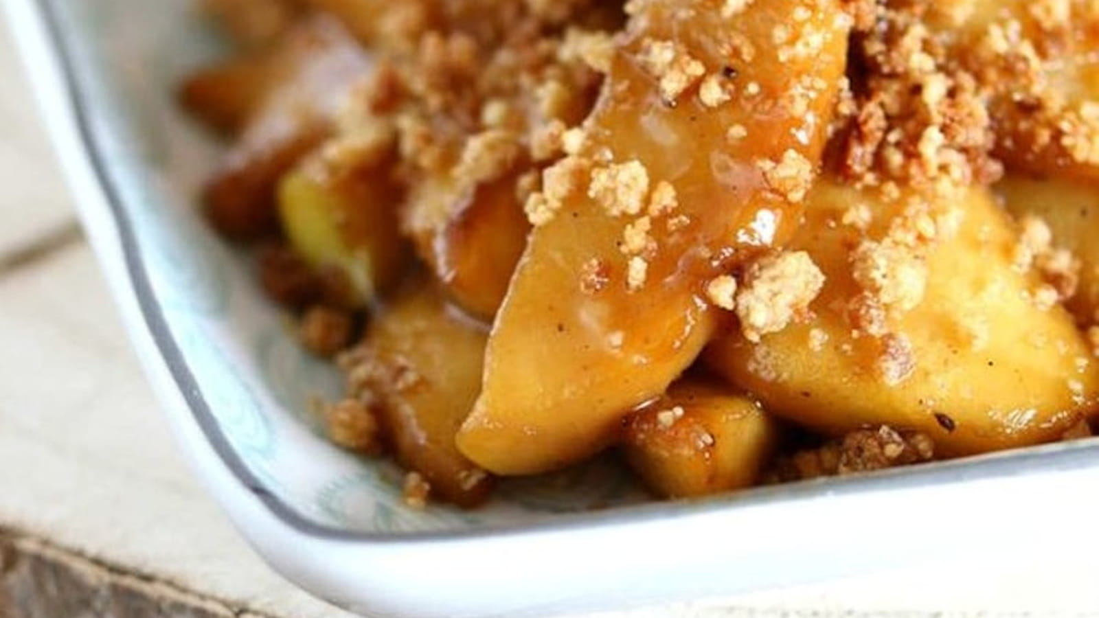 Pommes caramélisées au sucre de coco et purée d'amandes et son crumble