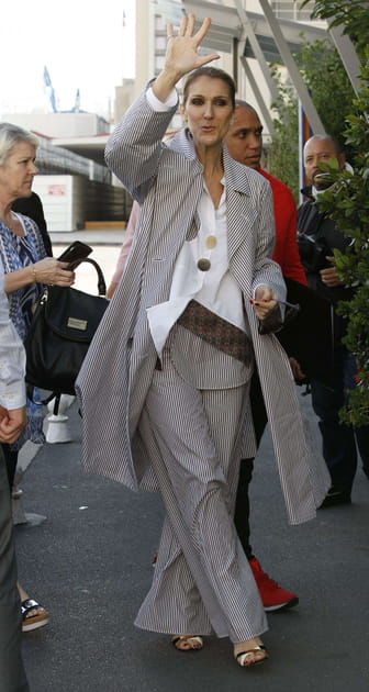 Céline Dion en ensemble gris à rayures et chemise blanche à boutons