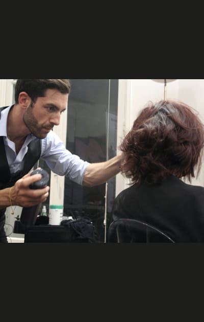 S&eacute;ance de visagisme&nbsp;: fixer avec de la laque