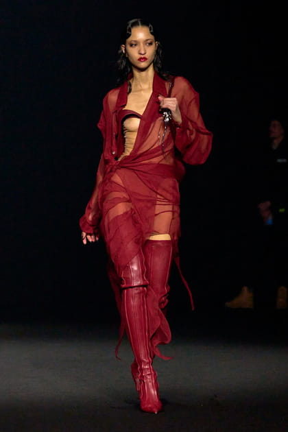Robe transparente bordeaux et cuissardes pointues aperçues sur le défilé Mugler