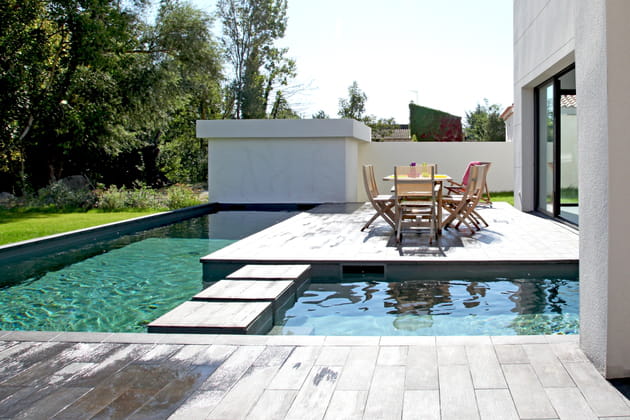 Un îlot sur la piscine