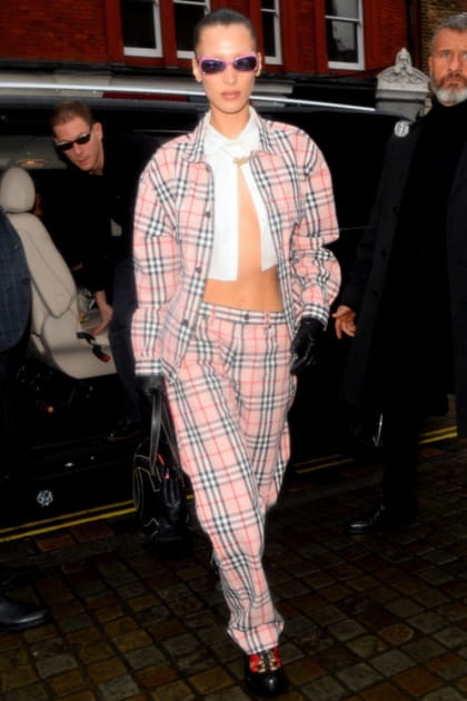 Bella Hadid en ensemble à carreaux