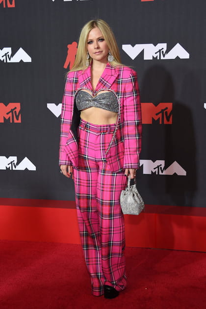 Avril Lavigne en ensemble tartan rose