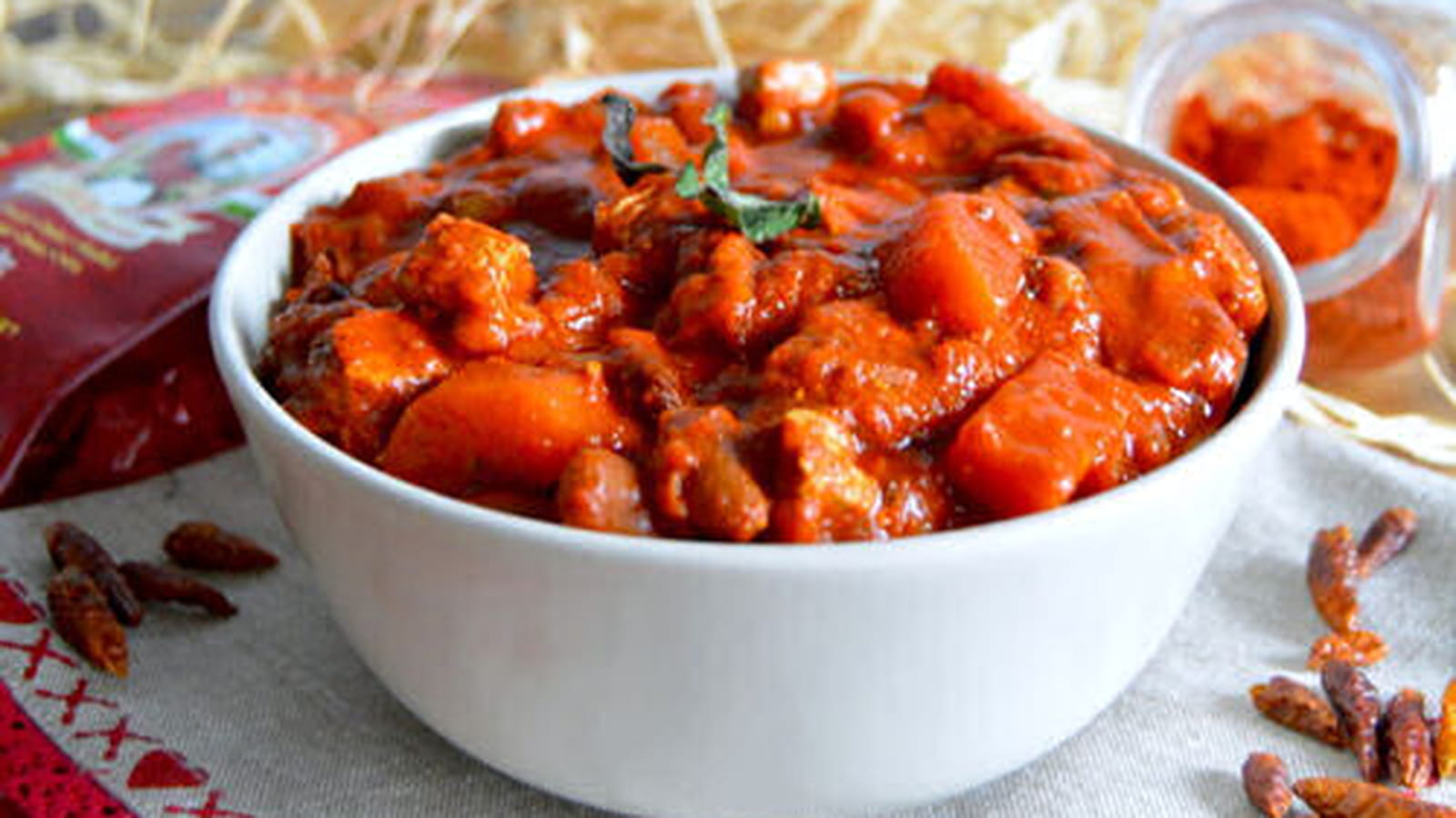 Goulasch hongrois vegan aux haricots et tofu fumé