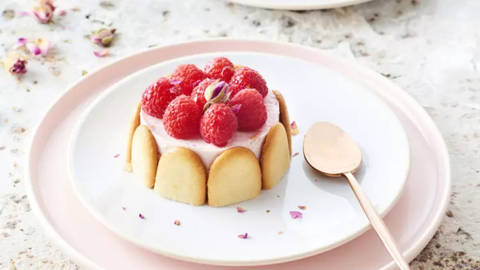 Petits entremets à la framboise et à la rose