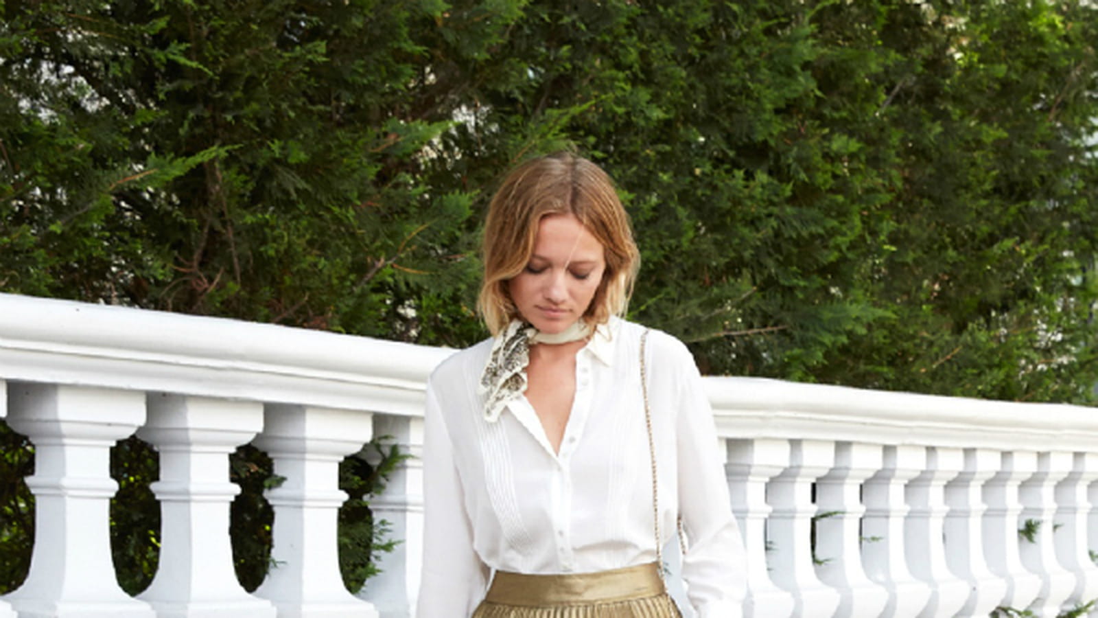 Chemise, jupe, escarpins et sac Sézane