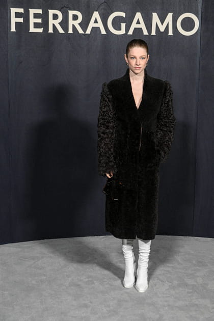 Hunter Schafer en manteau bi-mati&egrave;re et cuissardes blanches au d&eacute;fil&eacute; Ferragamo