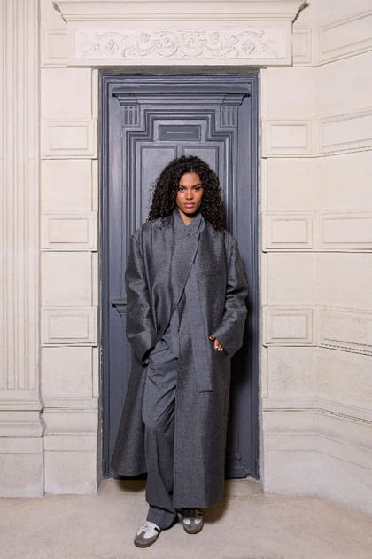Tina Kunakey en manteau peignoir gris au d&eacute;fil&eacute; Valentino haute couture printemps-&eacute;t&eacute; 2024&nbsp;&agrave; Paris