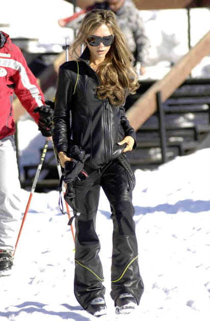 Victoria Beckham en ensemble noir et lunettes de soleil