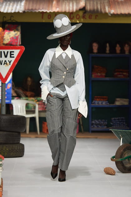 Pantalon gris, veston et chapeau graphique aper&ccedil;us&nbsp;sur le d&eacute;fil&eacute; Tolu Coker
