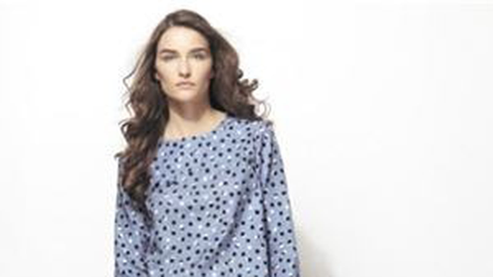 Blouse imprimée et pantalon noir de Gérard Darel