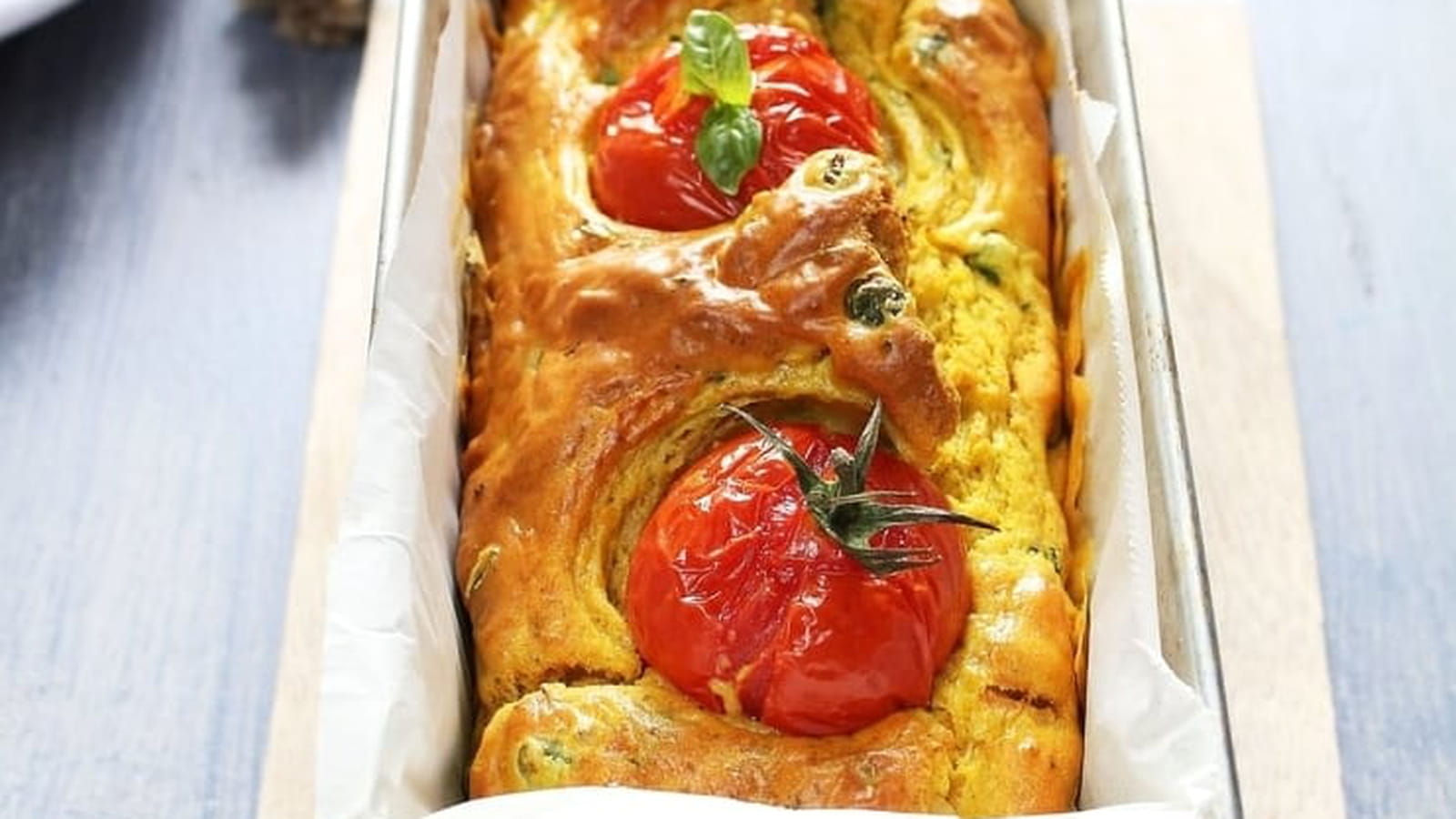 Cake au poulet, curry et petits pois
