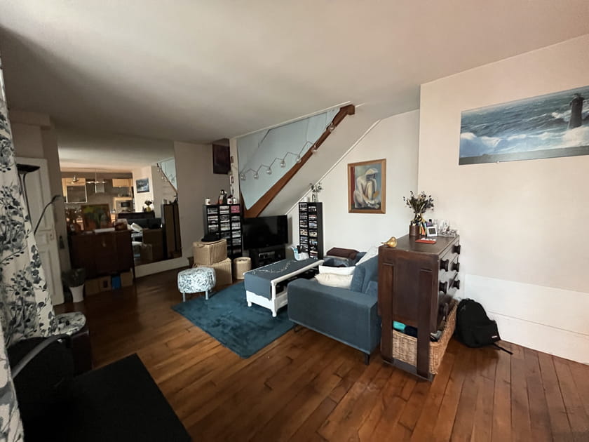 Avant&nbsp;: un salon peu chaleureux sous l'escalier