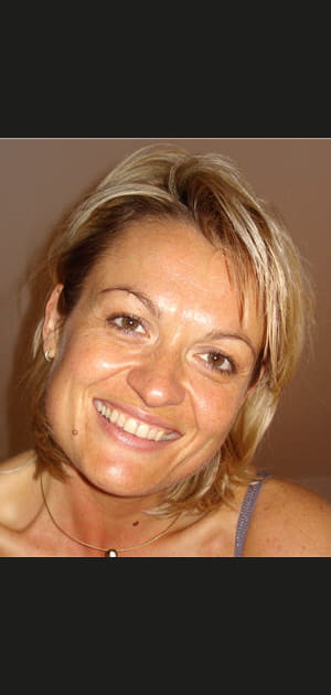 Regard prune irris&eacute; et l&egrave;vres bois de rose pour Christina