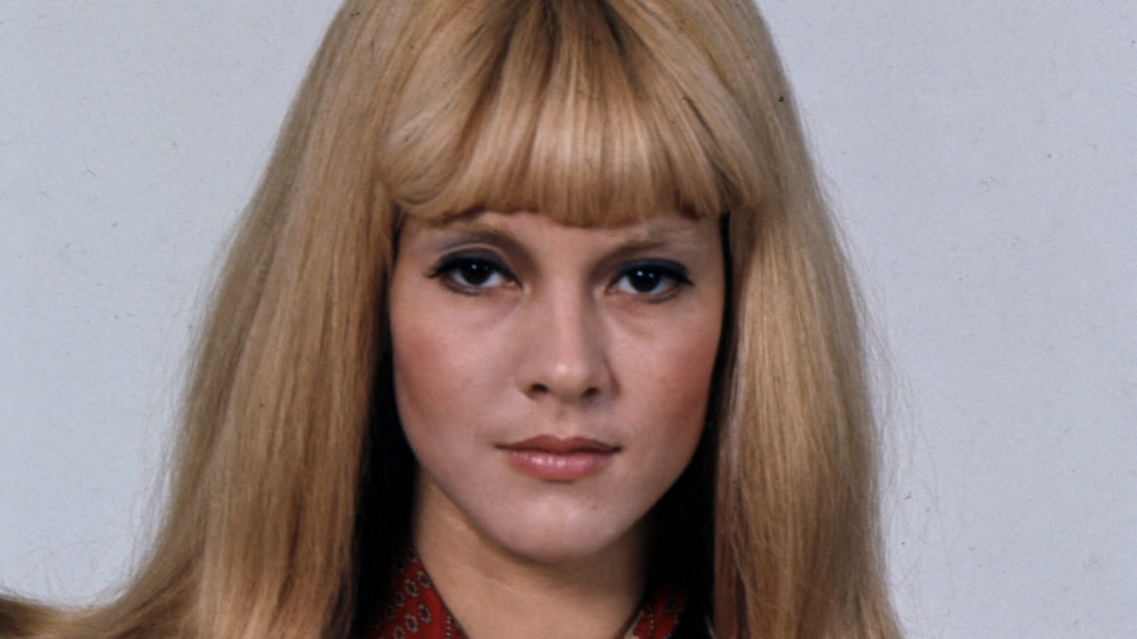 Sylvie Vartan et son regard charbonneux