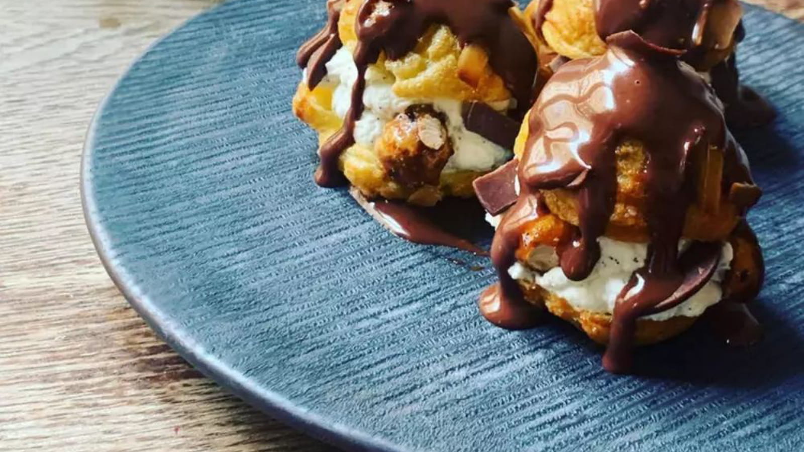 Profiteroles au chocolat noir et noisettes caramélisées d'Amandine Chaignot