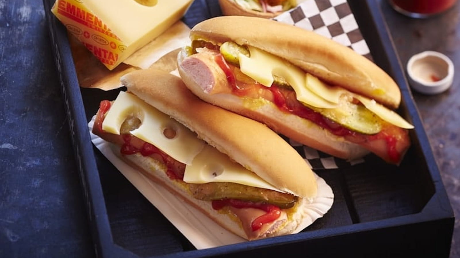Hot dog à la saucisse de Francfort et Emmentaler AOP suisse
