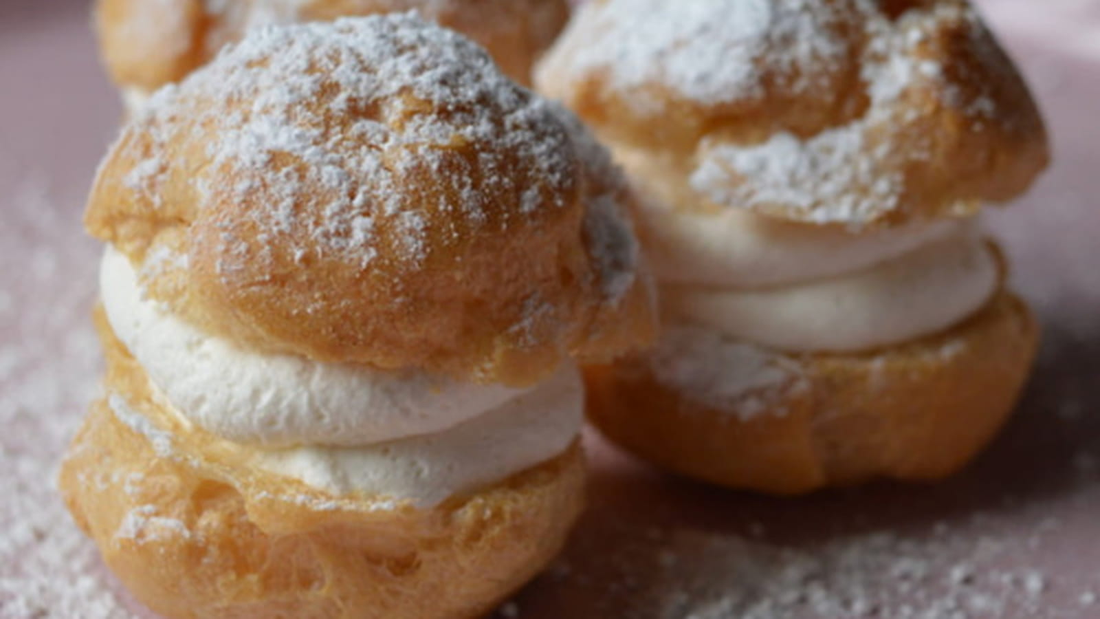 Choux garnis à la crème fouettée au sirop d'érable