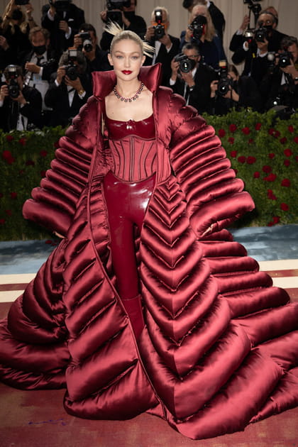 Gigi Hadid en ensemble de vinyle rouge et doudoune XXL