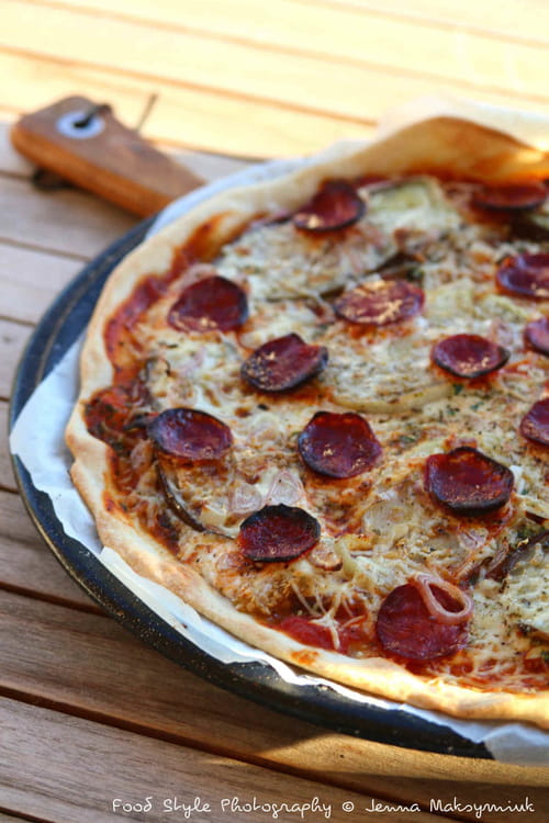 Pizza fine aux aubergines grillées, persillade et chorizo