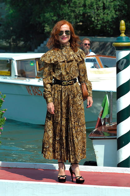 Isabelle Huppert en robe longue ceinturée