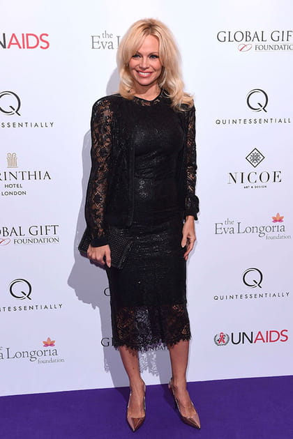Pamela Anderson en robe fourreau en dentelle