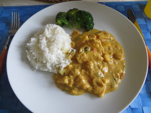 Poulet au curry, fruits secs et épices orientales
