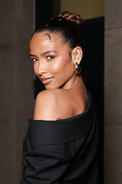 Flora Coquerel porte le plus beau chignon de la saison