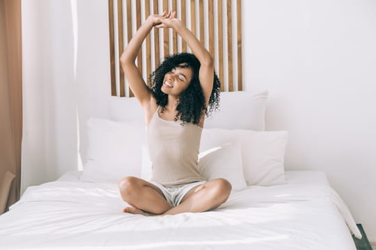 Ces deux exercices &agrave; faire sur son lit promettent d'&eacute;liminer la graisse du ventre selon le docteur Pierre Dukan