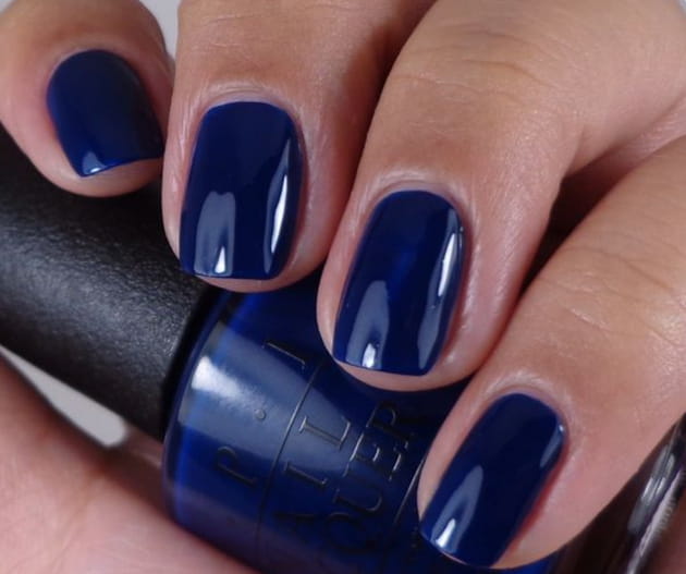 Des ongles bleu marine