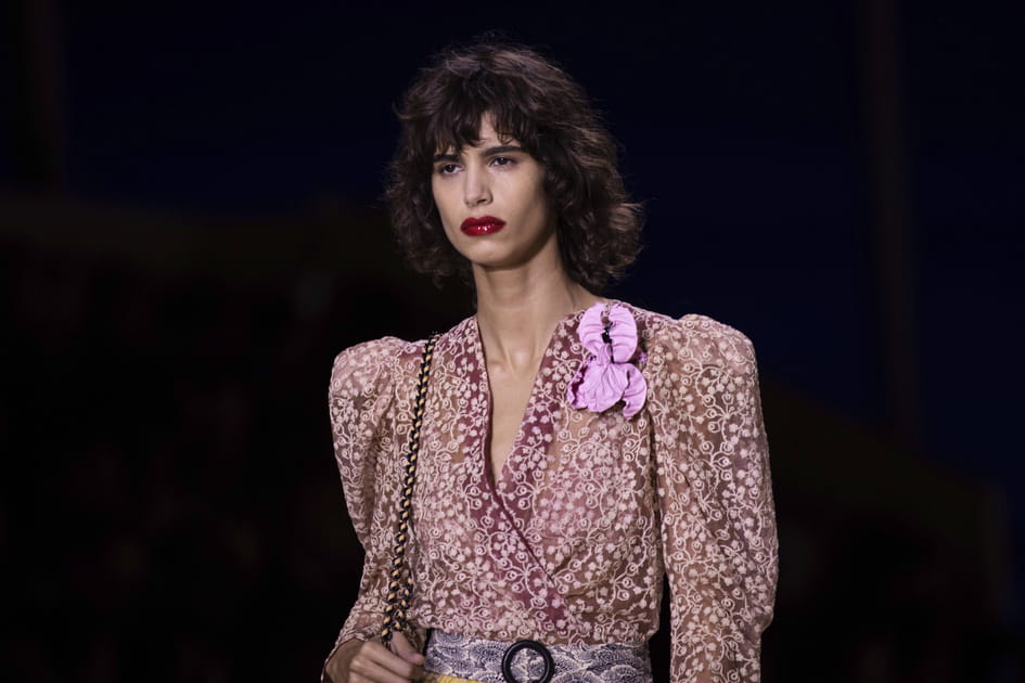 Le carr&eacute; boucl&eacute; effil&eacute; avec une frange