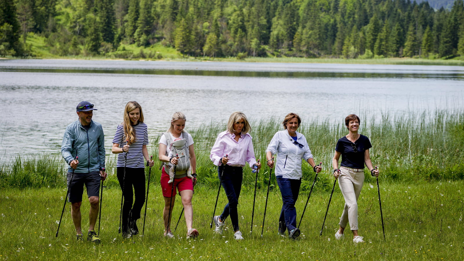 Christian Neureuther, Carrie Johnson, Miriam Neureuther, Brigitte Macron, Britta Ernst et Amelie Derbaudrenghien, au lac Ferchensee